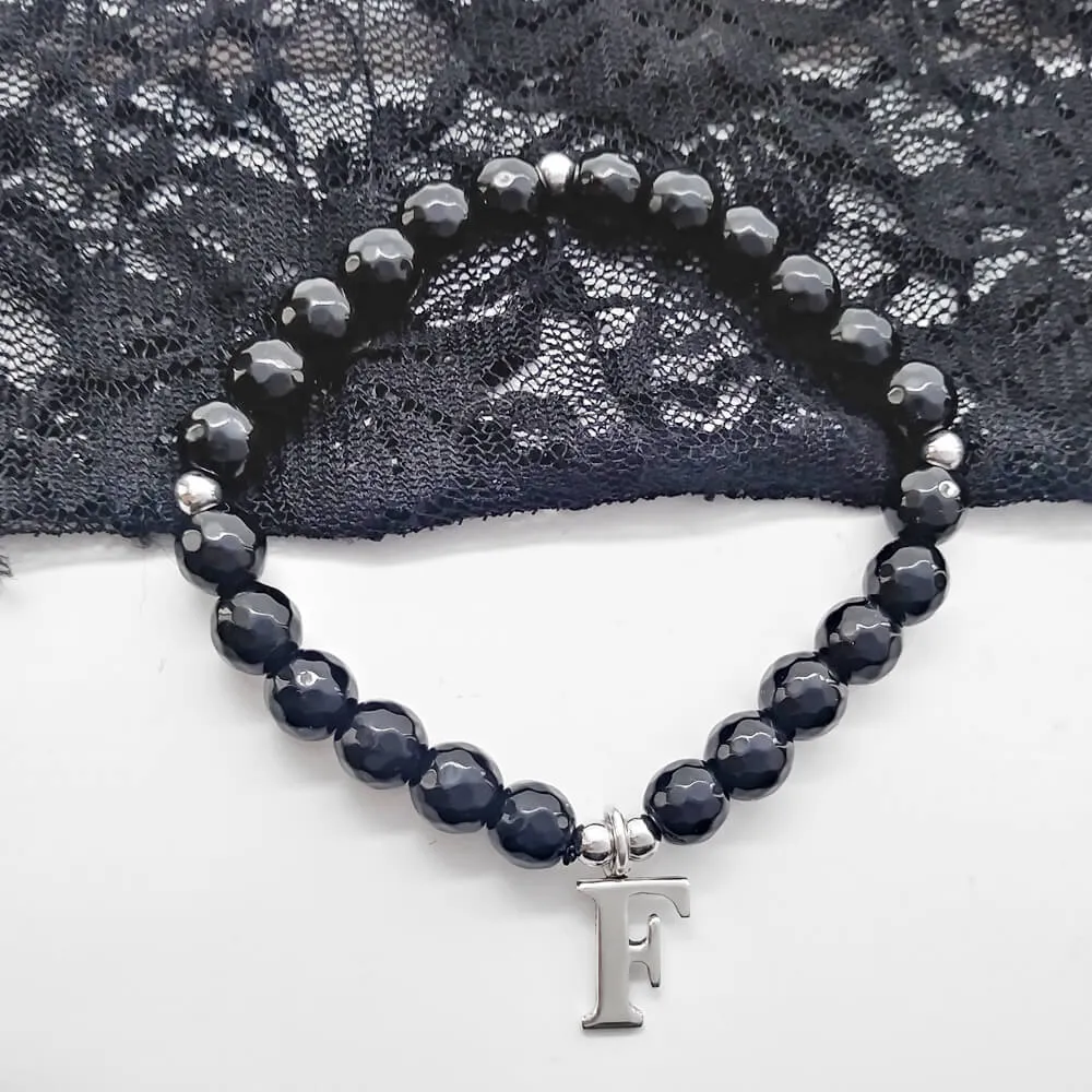 Braccialetto elastico con cristallo nero sfaccetto e iniziale in argento 925