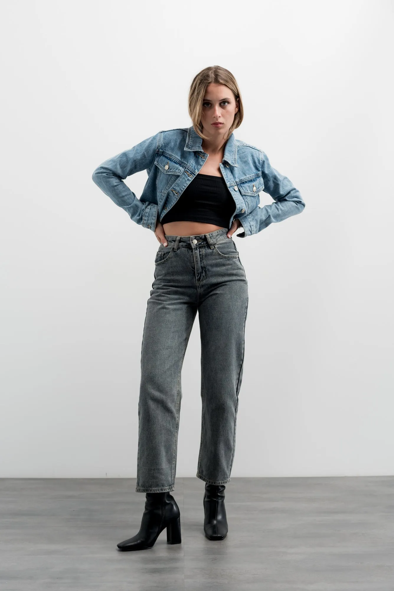 Jeans attillato a vita alta
