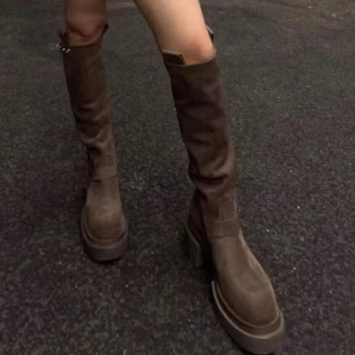 Scarpe da donna con plateau alto al ginocchio Tacchi medi Stivali Chelsea invernali Stivali da moto Goth moda Novità 2023 Casual