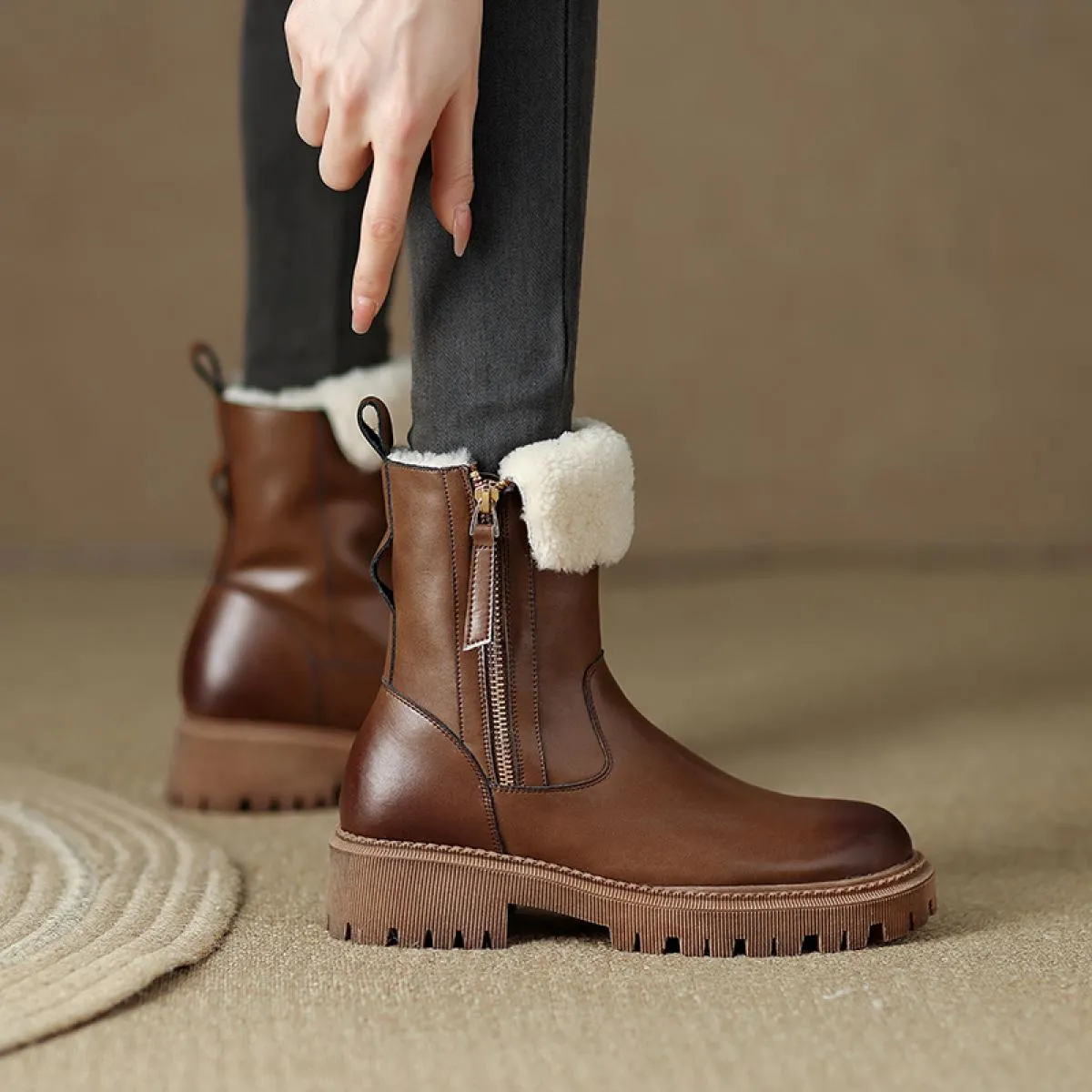 Stivaletti da donna Piattaforma in pelliccia di lana Stivali da moto caldi con tacco medio alla moda Scarpe da donna in vera pel
