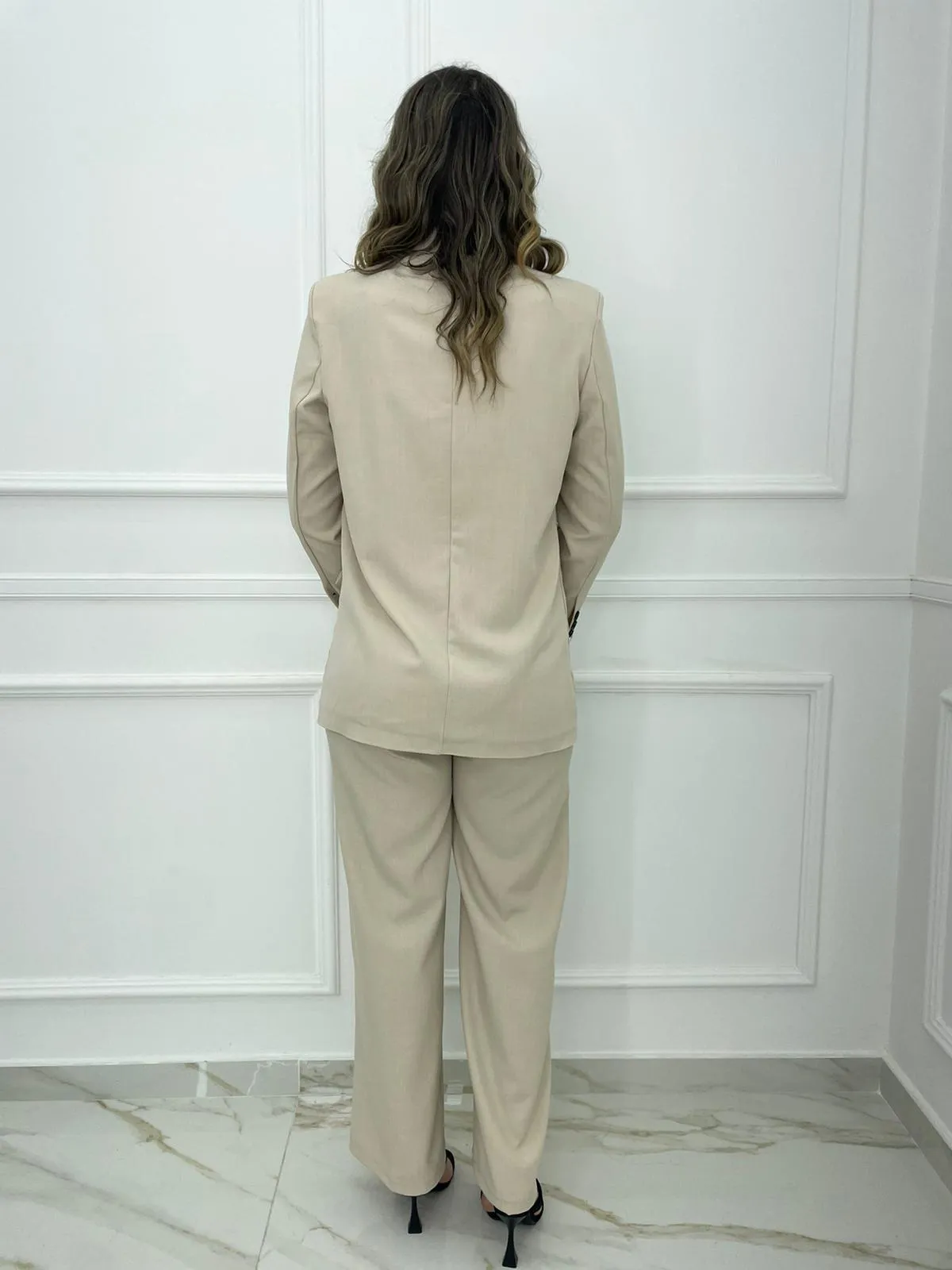 Tailleur con pantalone palazzo e giacca doppio petto