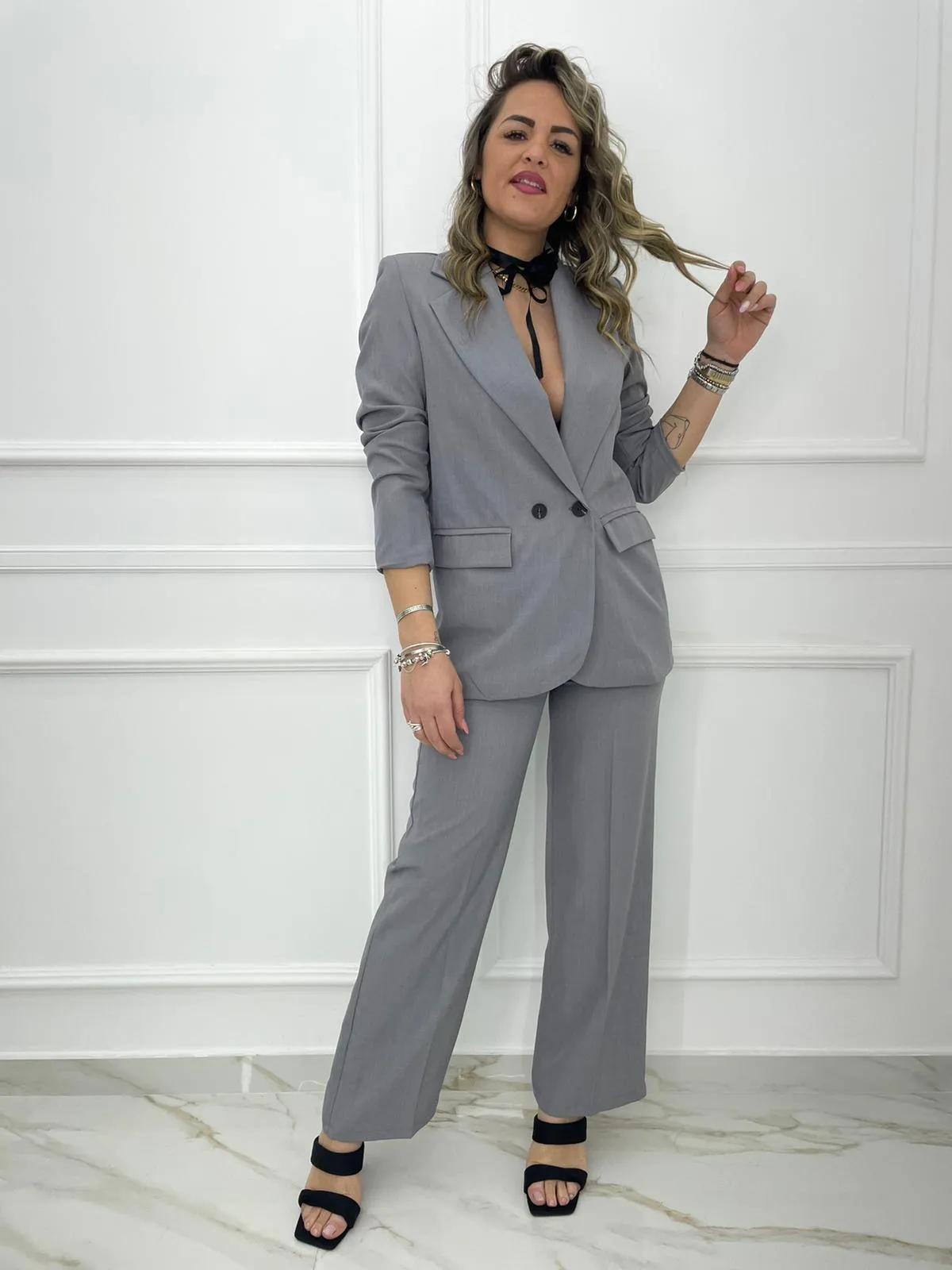 Tailleur con pantalone palazzo e giacca doppio petto