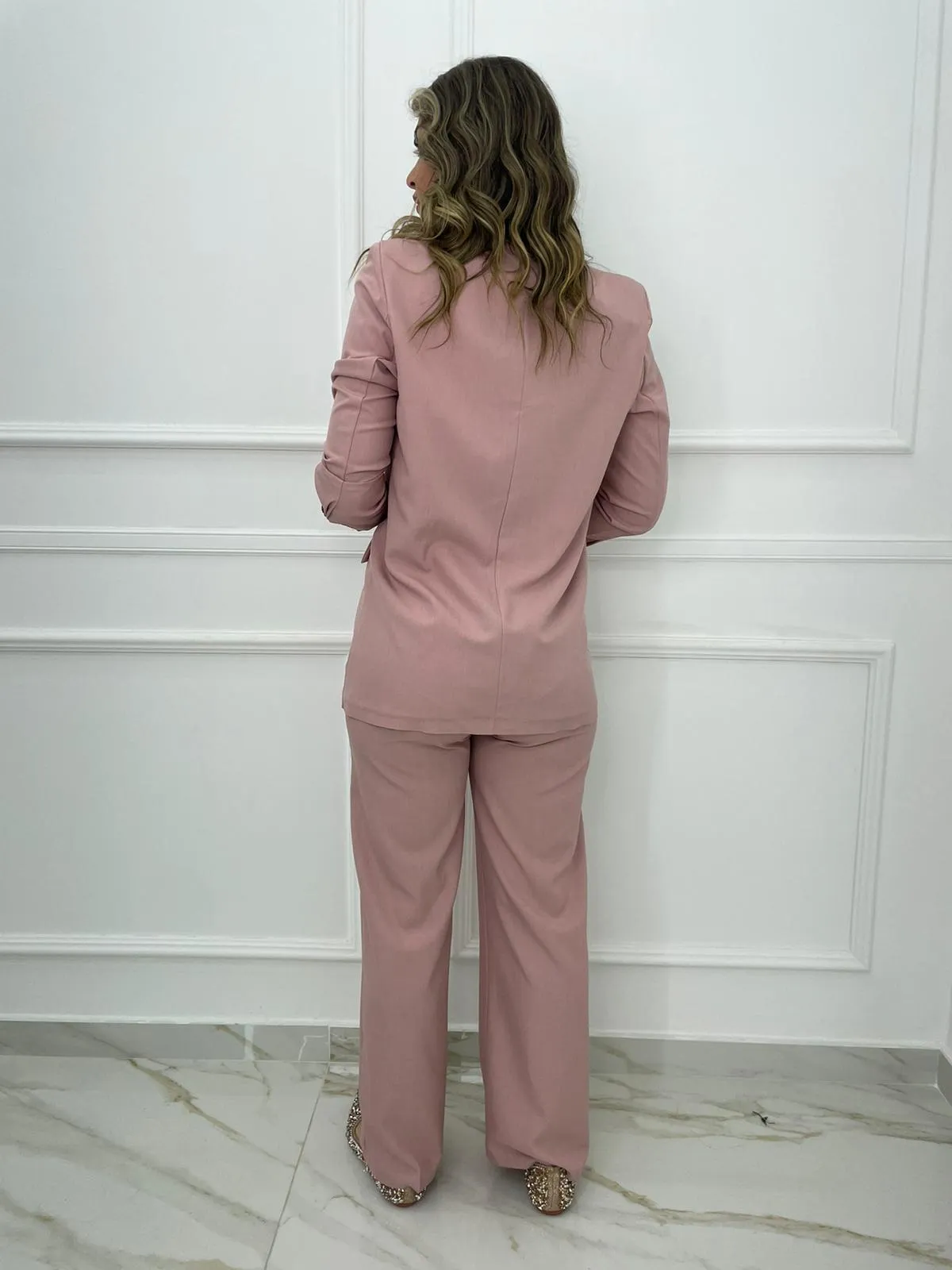 Tailleur con pantalone palazzo e giacca doppio petto