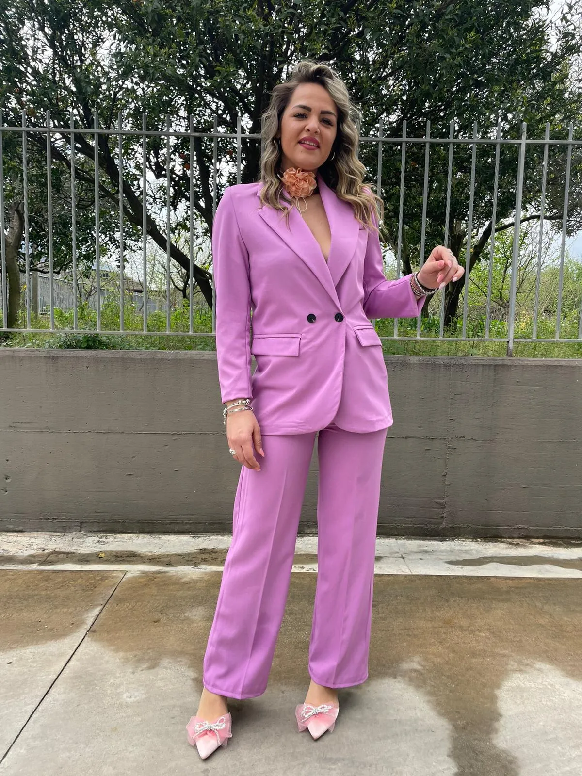 Tailleur con pantalone palazzo e giacca doppio petto