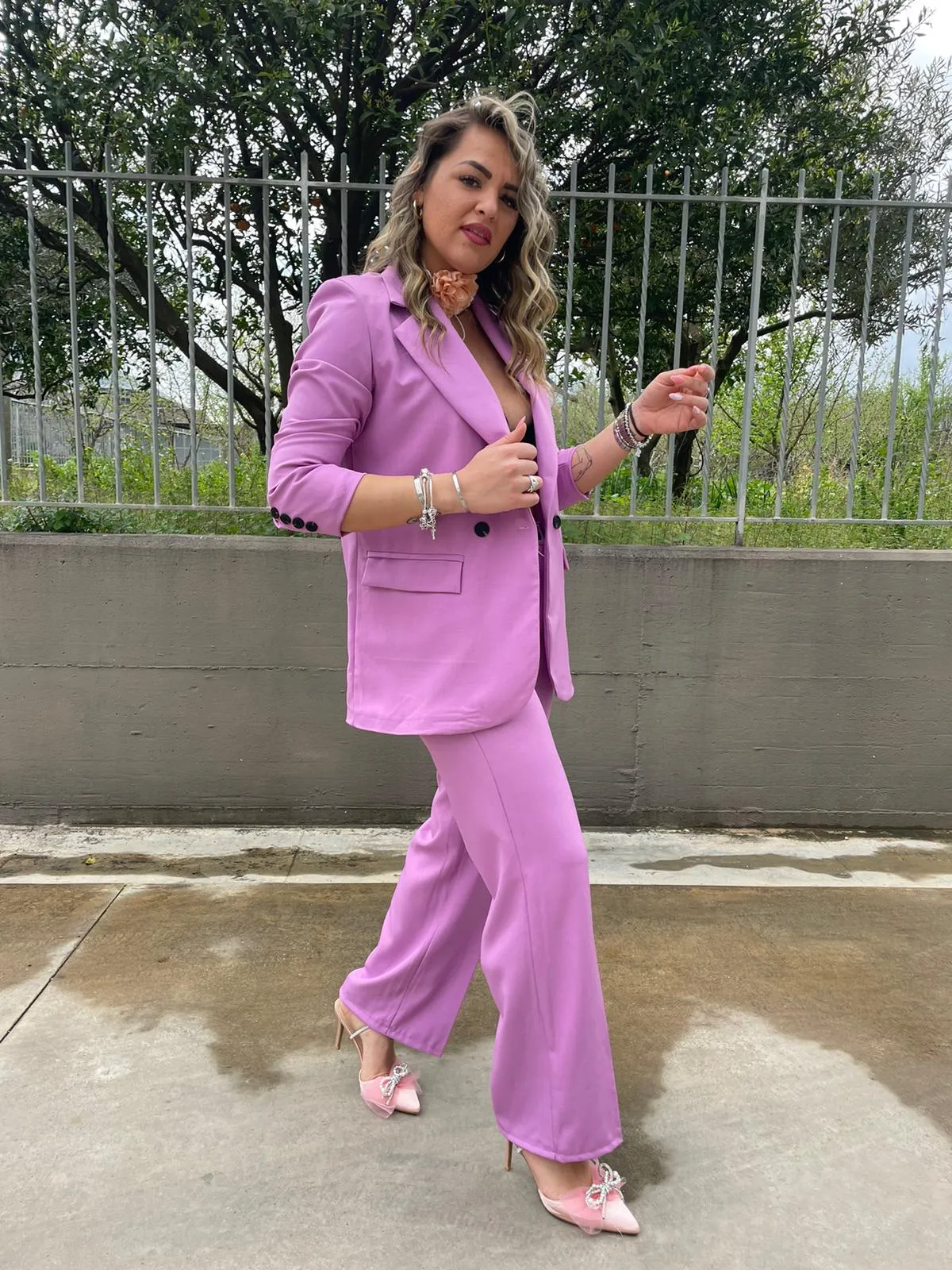 Tailleur con pantalone palazzo e giacca doppio petto