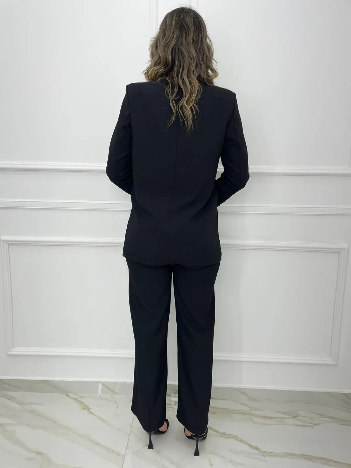 Tailleur con pantalone palazzo e giacca doppio petto