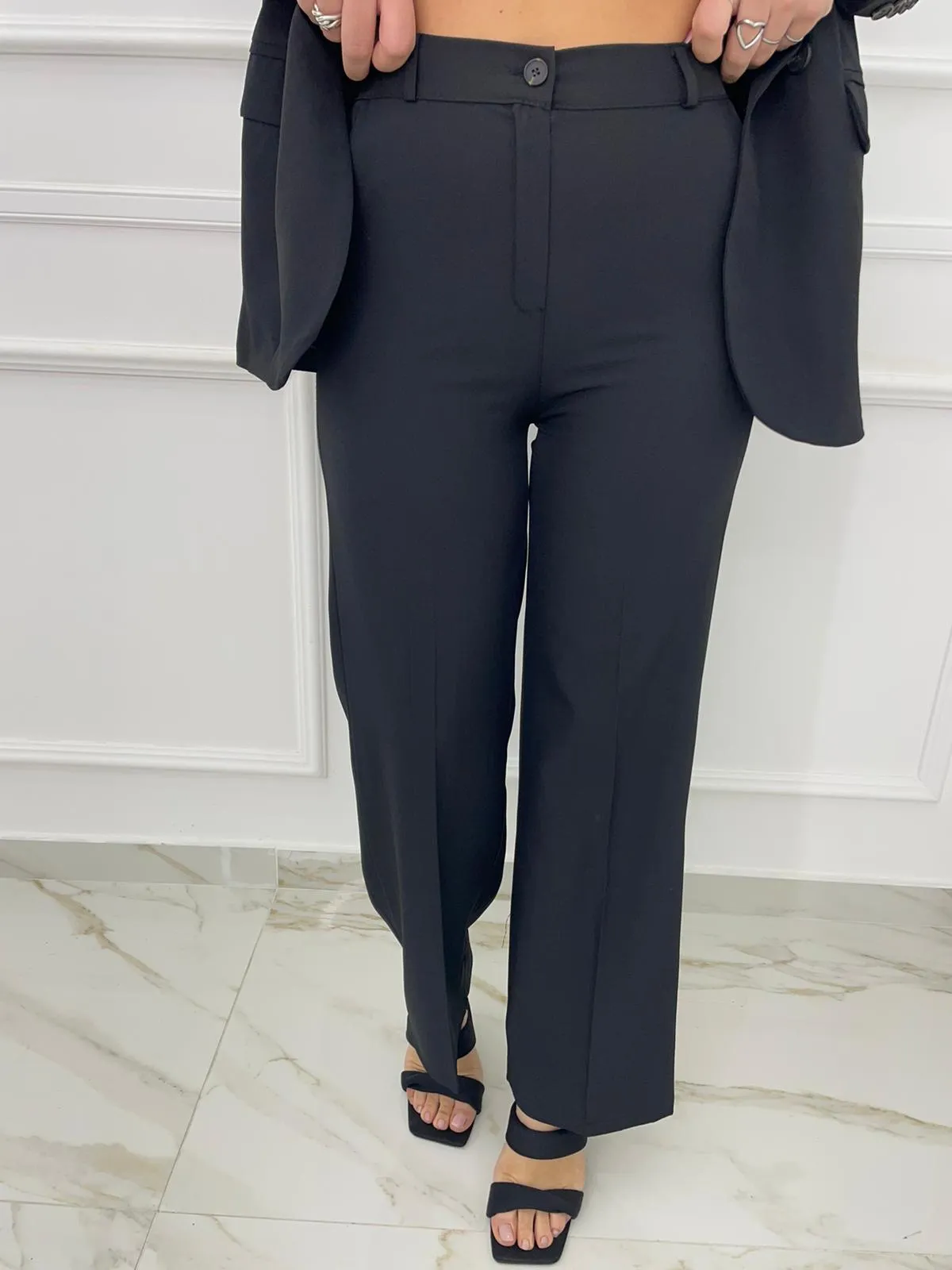Tailleur con pantalone palazzo e giacca doppio petto