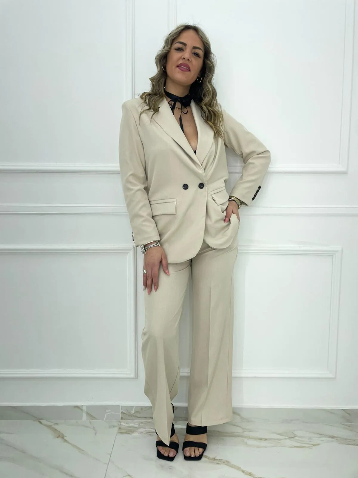 Tailleur con pantalone palazzo e giacca doppio petto
